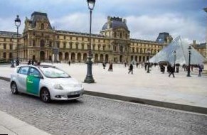 Власти Парижа внедряют систему проката электрокаров