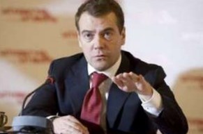 Д.Медведев поручил правительству снизить расходы