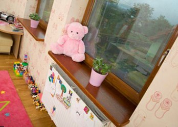 Окно в детской комнате